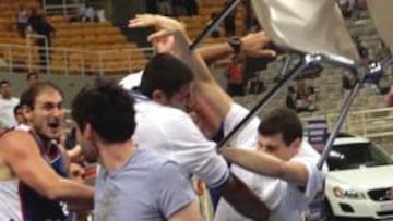 <b>AGRESIÓN. </b>Krstic golpea a Burusis con una silla en la cabeza.