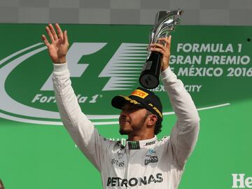 El británico superó a Rosberg y Verstappen en la edición más reciente de la carrera en los Hermanos Rodríguez. Como ocurrió el año anterior, el ganador del GP de México no terminó alzando el cetro al final de la temporada; en 2016, fue Rosberg el campeón.