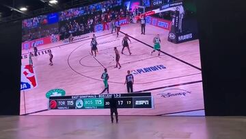 Kanye West disfruta la NBA a su manera: ¡30 metros de pantalla!