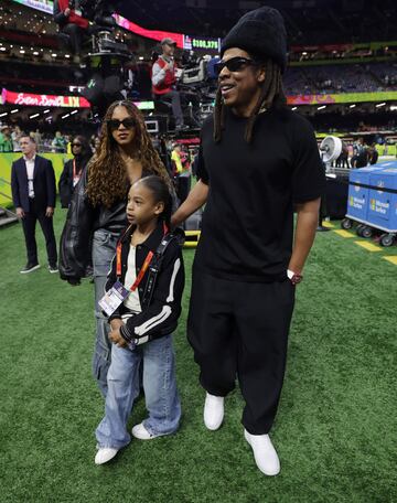 Jay-Z baj al campo del Caesars Superdome junto a sus hijas, Blue Ivy Carter y Rumi Carter.