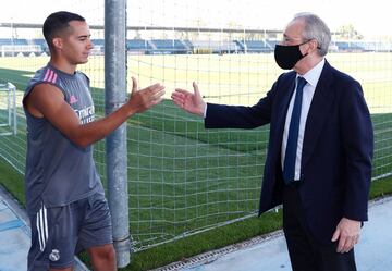 Florentino Pérez saluda a Lucas Vázquez. 