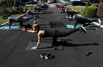  Jamie Benedik es instructora de tres gimnasios en West Islip, un barrio del condado de Suffolk en el estado estadounidense de Nueva York, durante estos días ha visto como han cerrado todos los recintos deportivos donde trabaja debido a la pandemia del Co