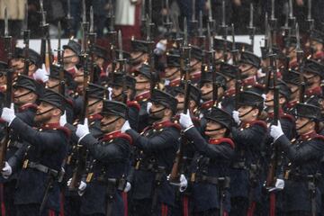 Militares durante el acto solemne de homenaje a la Bandera Nacional y desfile militar por el 12 de octubre.