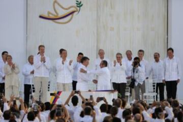 En Cartagena, Bogotá y varias ciudades del país se vivió un día de paz. La firma de los Acuerdos emocionó a los colombianos.