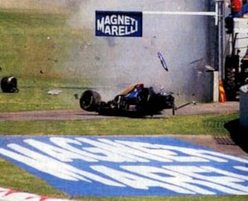 Roland Ratzenberger fue un piloto de F1 austríaco. El sábado 30 de abril de 1994, Roland Ratzenberger tomaba parte en las clasificaciones para la carrera del GP de San Marino, que se corría en el circuito Enzo y Dino Ferrari de Imola. Antes de su vuelta rápida, se cree que tuvo una colisión con su compañero David Brabham, que pudo ser importante para el desenlace final. Dicho desenlace se dio a más de 300 km/h en la curva Villeneuve, curva hasta entonces rápida y hacia la derecha. El alerón delantero del Simtek se desprendió, esto produjo una sustancial pérdida de adherencia en la parte delantera del auto, lo que motivó que el vehículo siguiera derecho, golpeándose fuertemente contra el muro y casi de frente. Tras el golpe el auto se deslizó varios metros y quedó tendido cerca de la curva Tosa, con el austriaco inerte. Fue asistido en pista, pero no hubo nada que hacer, perdiendo la vida a las 14 horas 15 minutos. Ratzenberger había muerto casi en el acto. El auto estaba destrozado, pero el habitáculo resistió el impacto, no así el cuerpo del piloto. La causa del deceso fue una fractura de la base del cráneo.