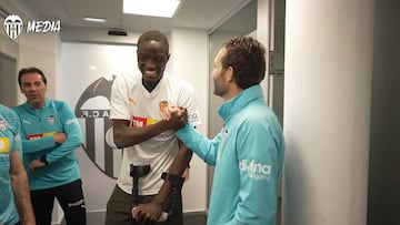 Diakhaby saluda a Baraja en la Ciudad Deportiva de Valencia