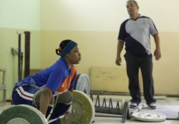 En Sadr City, un barrio chiíta de la capital iraquí, Bagdad, ocho mujeres se preparán para ser las primeras mujeres del equipo de halterofilia femenino de Irak, y conseguir medallas para su país. El equipo de halterofilia femenina representará a Irak en el Campeonato de Asia en Qatar.