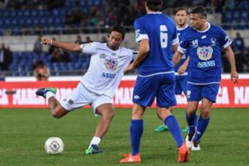 ROM01. ROMA (ITALIA), 12/10/2016.- El jugador Ronaldinho (i) en acción durante un partido de beneficencia 'Partido de la Paz- Unidos por la Paz' hoy, miércoles 12 de octubre de 2016, que es promovido por la fundación Escuelas del Encuentro, una organización impulsada por el papa Francisco, en el estadio Olímpico en Roma (Italia).