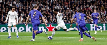 5-0. El delantero brasileño, dentro del área, encuentra el hueco y firma un disparo a la escuadra con la derecha. Imposible para Philipp Köhn.