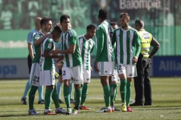 Los jugadores del Betis tras finalizar el partido.