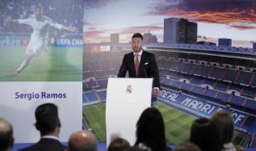 Acto de la renovación de Sergio Ramos en el Palco de Honor del Santiago Bernabéu en 2015.