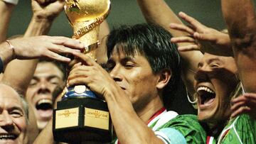 Claudio Su&aacute;rez levanta la Copa Confederaciones 1999.