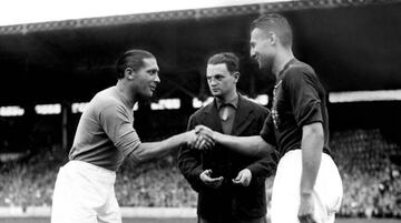 Campeón del mundo en los Mundiales de 1934 y 1938. Fue la primera figura popular del fútbol italiano.