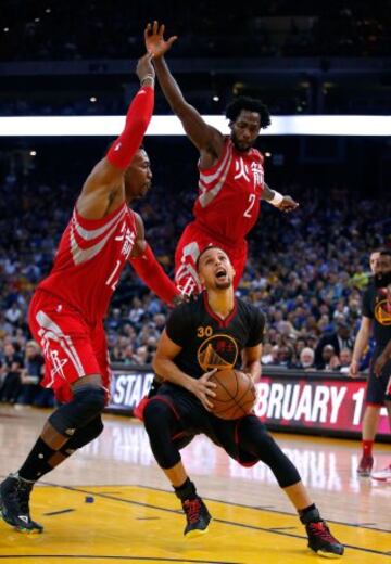 Stephen Curry intenta saltar bajo la defensa de Dwight Howard y Patrick Beverley.