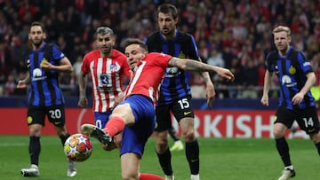 MADRID, 13/03/2024.- El centrocampista del Atlético de Madrid, Saúl Ñíguez (i), intenta controlar el balón ante el defensa del Inter, Francesco Acerbi, durante el partido de vuelta de los octavos de final de la Liga de Campeones que Atlético de Madrid e Inter de Milán disputan hoy miércoles en el estadio Metropolitano. EFE/Kiko Huesca