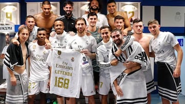 Sergio Ramos posa junto a sus compañeros de club con la camiseta conmemorativa que le regaló el Real Madrid por su récord de 168 partidos internacionales con la Selección española.