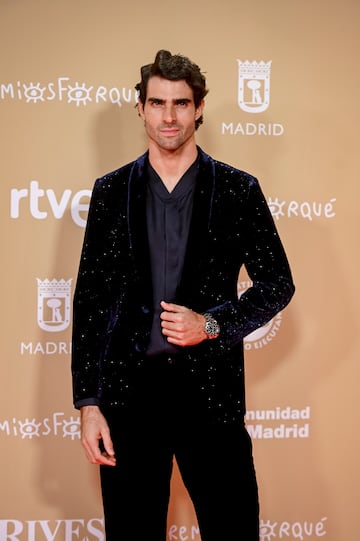 El actor y modelo Juan Betancourt posa en la alfombra roja de la 30 edición de los Premios José María Forqué, en el Palacio Municipal de IFEMA.