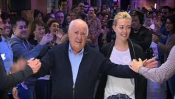 Amancio Ortega, visiblemente emocionado tras la fiesta sorpresa preparada para celebrar su 80 cumpleaños.