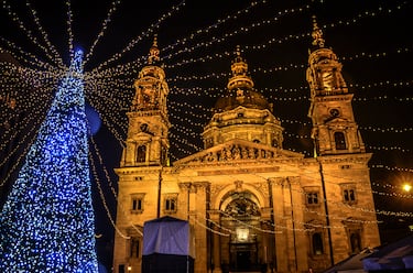 La capital de Hungría se cubre de luces para recibir la época más especial del año, pero lo más llamativo es el magnífico árbol ubicado de Navidad frente a la basílica de San Esteban, el punto de partida perfecto para pasear por esta gran ciudad.