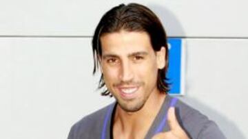 <b>FELIZ. </b>Sami Khedira posó para AS a la salida del Bernabéu tras firmar por cinco años con el Madrid.