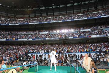 El 30 de junio de 2009 fich¨® por el Real Madrid por 65 millones de euros, siendo el primer fichaje de la nueva era de Florentino P¨¦rez al frente del Real Madrid. M¨¢s de 50.000 espectadores llenaron el Bernab¨¦u para dar la bienvenida a la nueva estrella del Madrid.