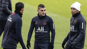 (FromL) Paris Saint-Germain&#039;s Brazilian defender Thiago Silva, Paris Saint-Germain&#039;s Italian midfielder Marco Verratti and Paris Saint-Germain&#039;s French forward Kylian Mbappe take part in a training session with teammates, on December 6, 201