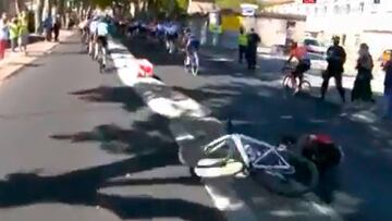 Dayer Quintana se cae en el Tour al pisar una caramañola