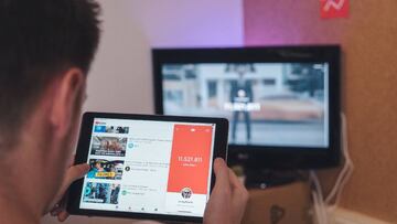 Usuario de YouTube desde una tablet