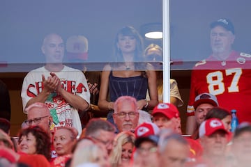 La cantante nacida en West Reading, un borough ubicado en el condado de Berks en el estado estadounidense de Pensilvania, ha vuelto a las gradas del Arrowhead Stadium para apoyar una temporada más a su novio, Travis Kelce y su amigo Patrick Mahomes durante el duelo entre Kansas City Chiefs y los Baltimore Ravens.