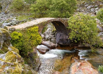 Una ruta a pie de 27´7 km que recrea el trazado recorrido por el Emperador Carlos V desde Tornavacas hasta Jarandilla de la Vera, donde el monarca decidió alojarse tras su viaje por La Vera hasta la construcción de la residencia oficial donde pasaría el final de sus días, el Real Monasterio de Yuste. Un recorrido desde el Valle del Jerte hasta La Vera en el que el caminante sentirá el peso de la historia de este auténtico camino real, además de contemplar la belleza paisajística de ambas comarcas, en las que el patrimonio histórico-artístico también tiene un valor con identidad propia.