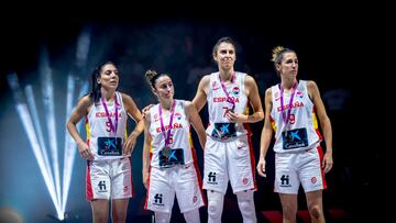 Cristina Ouviña, Silvia Domínguez, Alba Torrens y Queralt Casas, con la plata.