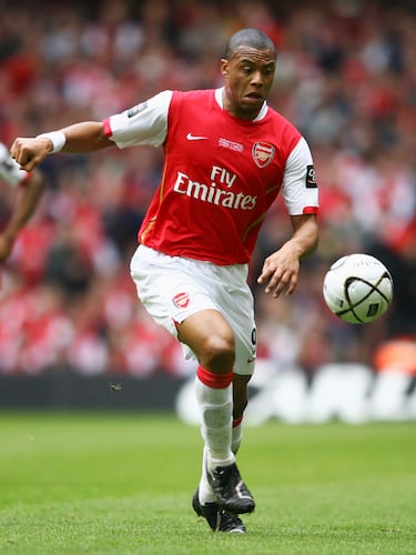 Llegó cedido al equipo inglés por el Real Madrid la temporada 2006-07. Defendió los colres del Arsenal durante 35 encuentros en los que marcó 10 goles. 