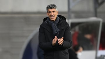 17 February 2022, Saxony, Leipzig: Real Sociedad coach Imanol Alguacil gestures on the touchline during the UEFA Europa League play-offs first leg soccer match between RB Leipzig and Real Sociedad at Red Bull Arena. Photo: Sebastian Kahnert/dpa-Zentralbil