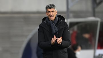 17 February 2022, Saxony, Leipzig: Real Sociedad coach Imanol Alguacil gestures on the touchline during the UEFA Europa League play-offs first leg soccer match between RB Leipzig and Real Sociedad at Red Bull Arena. Photo: Sebastian Kahnert/dpa-Zentralbil