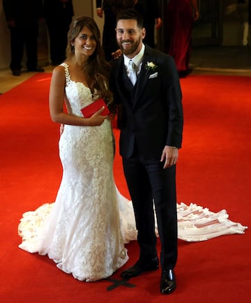 Argentine soccer player Lionel Messi and his wife Antonela Roccuzzo pose at their wedding in Rosario, Argentina, June 30, 2017. REUTERS/Marcos Brindicci