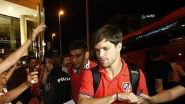 <b>ADIÓS. </b>Diego firma autógrafos a unos aficionados rojiblancos.