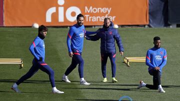 Dani Castro, en una imagen de un entrenamiento del Atl&eacute;tico de archivo, junto a Felipe. Es el sustituto del Profe en la ausencia del preparador f&iacute;sico. 