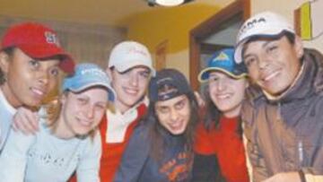 <b>CRACK MEDIÁTICA. </b>La jugadora mexicana del Barcelona posa con sus compañeras de equipo.