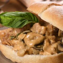 ¡Espectacular! Ternera en Salsa de Champiñones con Pan Artesano Bimbo