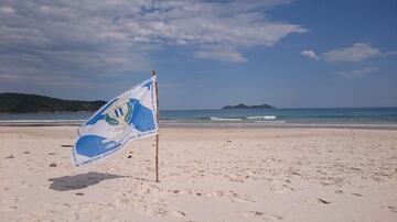 La bandera del Leganés ondea en una playa de Brasil cuando fue destino vacacional del argentino Hernán Montoro.