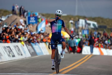 AME9664. ALTO COLORADO (ARGENTINA), 27/01/2023.- Fotografía cedida por Roberto Bettini y la Sprint Cycling de Miguel Ángel "Supermán" López (Team Medellín) en la etapa reina de la Vuelta a San Juan disputada entre Chimbas y el Alto Colorado con un recorrido de 173,3 kilómetros, hoy en Alto Colorado (Argentina). López (Pesca, 28 años), despedido recientemente del Astana y del Wordl Tour al ser vinculado a las investigaciones en el caso de tráfico de sustancias prohibidas junto al médico español Marcos Maynar, dio un golpe de orgullo, coraje y autoridad en la Vuelta a San Juan en el día señalado y con el maillot del Medellín, equipo que impidió que "Supermán" tuviera que colgar la capa voladora. EFE/ Roberto Bettini / Sprintcyclinga SOLO USO EDITORIAL/NO VENTAS/SOLO DISPONIBLE PARA ILUSTRAR LA NOTICIA QUE ACOMPAÑA/CRÉDITO OBLIGATORIO
