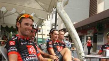 <b>APERITIVO EN ALMERÍA</b> Los fotógrafos siguieron al equipo del líder y con él se detuvieron en un café de Almería. Los corredores del Caisse dEpargne, Valverde a la cabeza, invitaron a los reporteros gráficos a sus consumiciones y a un plato de pan tumaca.