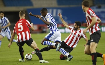 Alexander Isak con Raúl García.