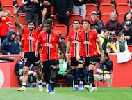 PALMA DE MALLORCA, 15/03/2026.- El jugador del Mallorca Samu Costa (i) celebra tras marcar durante el partido de LaLiga entre El Real Mallorca y El Espanyol que se disputa, este domingo, en Son Moix. EFE/ Cati Cladera