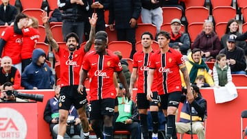 PALMA DE MALLORCA, 15/03/2026.- El jugador del Mallorca Samu Costa (i) celebra tras marcar durante el partido de LaLiga entre El Real Mallorca y El Espanyol que se disputa, este domingo, en Son Moix. EFE/ Cati Cladera