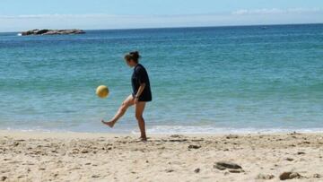 Teresa Abelleira, siendo una adolescente, jugando en la playa.