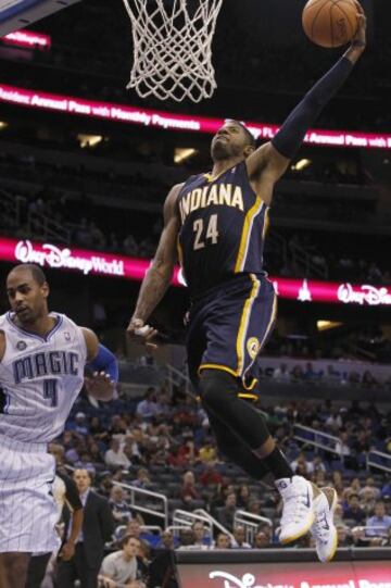 Paul George (Indiana Pacers) realiza un mate en la canasta de Orlando Magic.