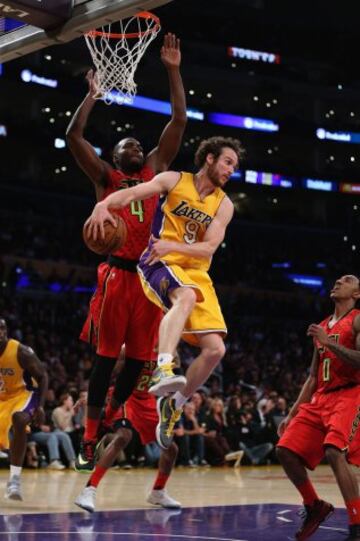 Marcelinho Huertas pasa el bal車n ante Paul Millsap. Una bonita asistencia.