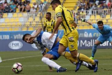 Futbol, Everton vs Universidad Catolica. 
Segunda fecha, campeonato de Clausura 2016/17.
El jugador de Everton Maximiliano Ceratto, ddeerecha, disputa el balon con Guillermo Maripan de Universidad Catolica durante el partido de primera division en el estadio Sausalito de ViÃ±a del Mar, Chile.
12/02/2017
Martin Thomas/Photosport
*************

Football, Everton vs Universidad Catolica.   Second date, Closure Championship 2016/17.
Everton player Maximiliano Ceratto, right, battles for the ball against Guillermo Maripan of Universidad Catolica during the first division football match held at the Sausalito stadium in ViÃ±a del Mar, Chile.
12/02/2017.
Martin Thomas/Photosport