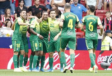 Charles celebrando con sus compañeros el primer gol de partido para el Eibar